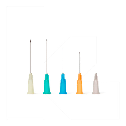 Muestra de agujas hipodérmicas Klinetix en diferentes calibres, identificadas por el código de colores universal en sus bases plásticas. Cánulas de acero inoxidable con bisel afilado para una punción atraumática.