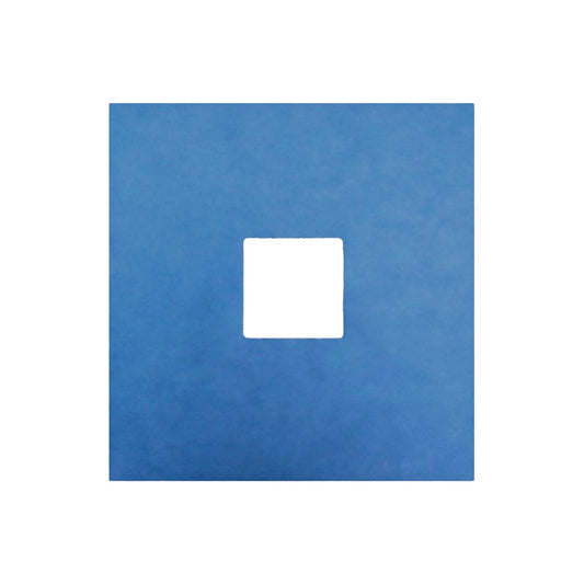 Imagen en primer plano de un campo clínico NovoSalud perforado en el mismo tono azul SMS profesional. El diseño presenta una abertura central rectangular precisa, diseñada para enmarcar el área de intervención médica y mantener la esterilidad del entorno. Su material resistente y ligero ofrece comodidad y seguridad durante su uso. Distribuido por Klinetix.