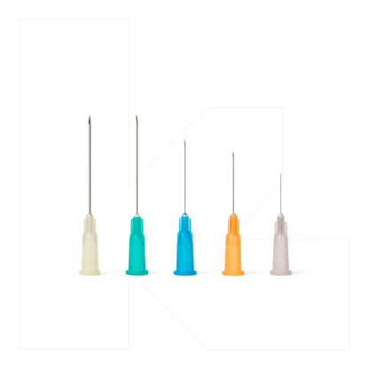 Muestra de agujas hipodérmicas Klinetix en diferentes calibres, identificadas por el código de colores universal en sus bases plásticas. Cánulas de acero inoxidable con bisel afilado para una punción atraumática.