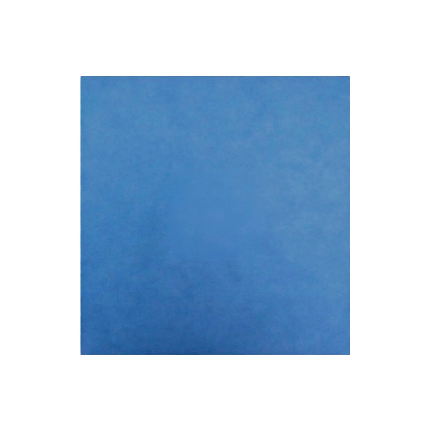 Imagen en primer plano de un campo clínico NovoSalud en un tono azul SMS profesional. El diseño destaca por su acabado liso y uniforme, sin aberturas, ideal para crear una barrera aséptica completa en procedimientos médicos. Su textura suave y resistente garantiza la máxima higiene y protección del campo operatorio. Distribuido por Klinetix.