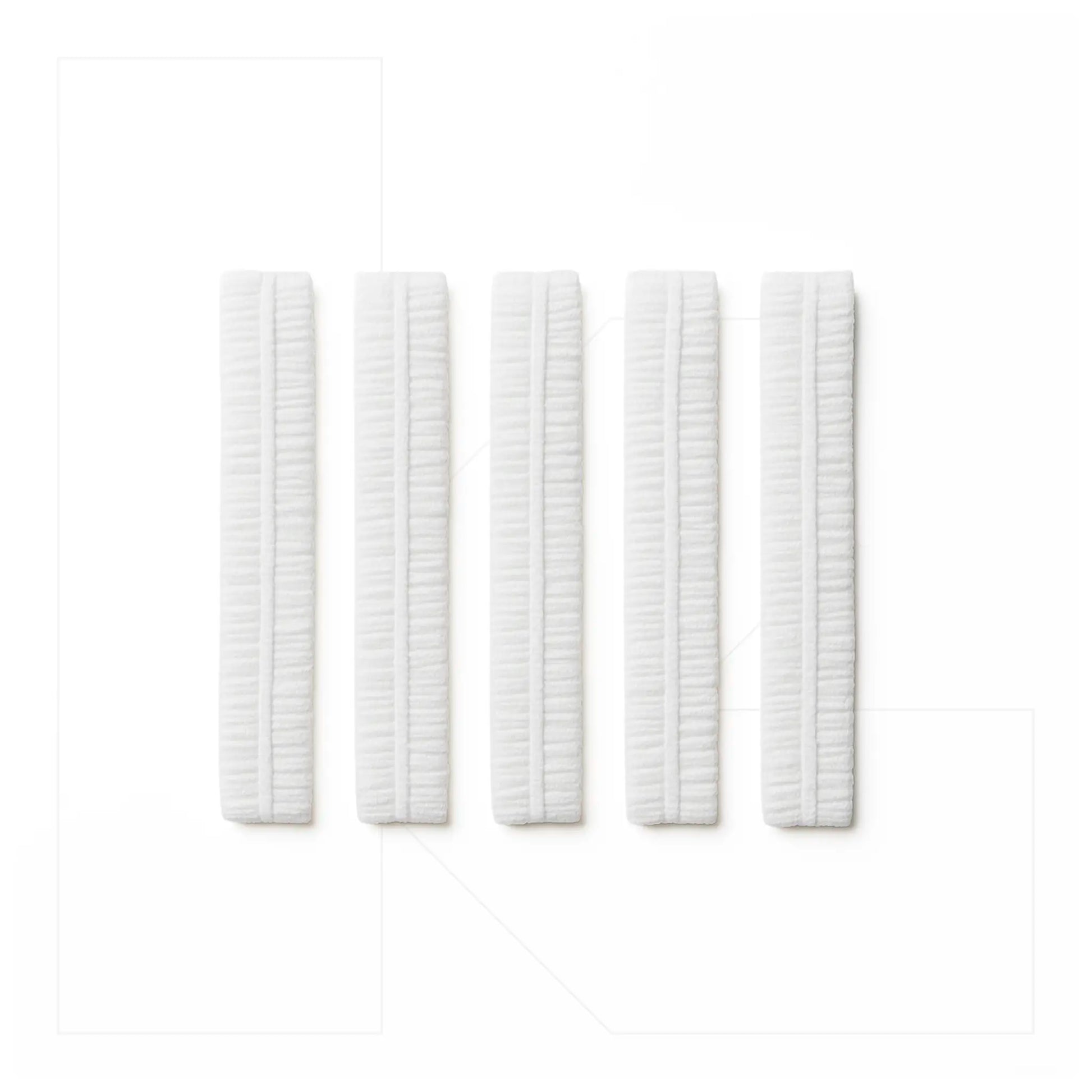 Vista de detalle de cinco gorros clip desechables Klinetix plegados, resaltando el diseño compacto y la textura de la tela no tejida respirable.