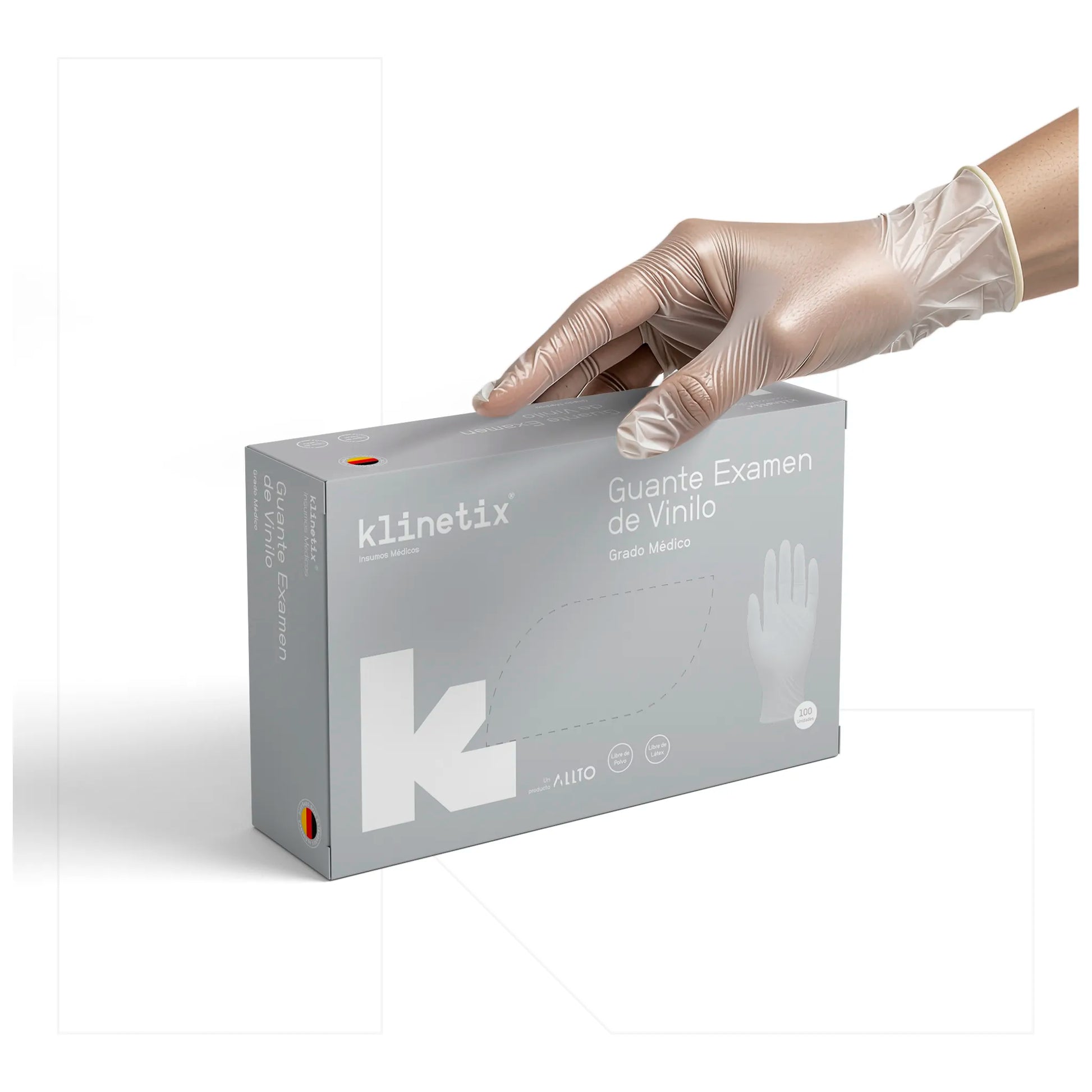 Mano con guante de vinilo Klinetix tomando una caja del producto, ideal para entornos médicos, laboratorios y áreas de manipulación de alimentos.
