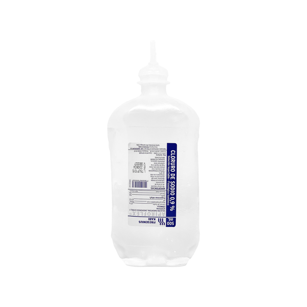 Envase de suero fisiológico estéril al 0,9% de 500 mL con escala de medición graduada.