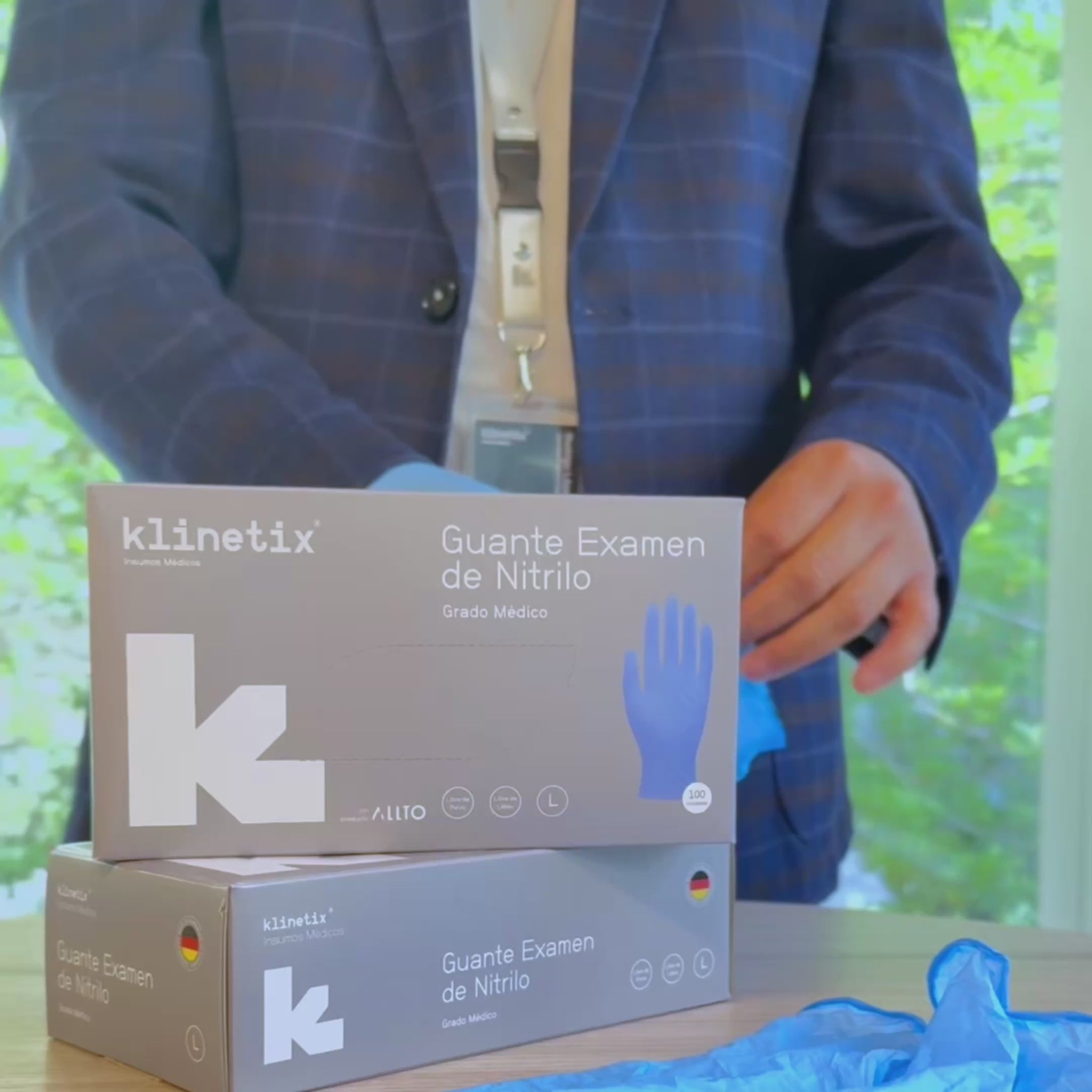 Demostración de la elasticidad y resistencia al desgarro de los guantes de nitrilo Klinetix frente a guantes de vinilo.