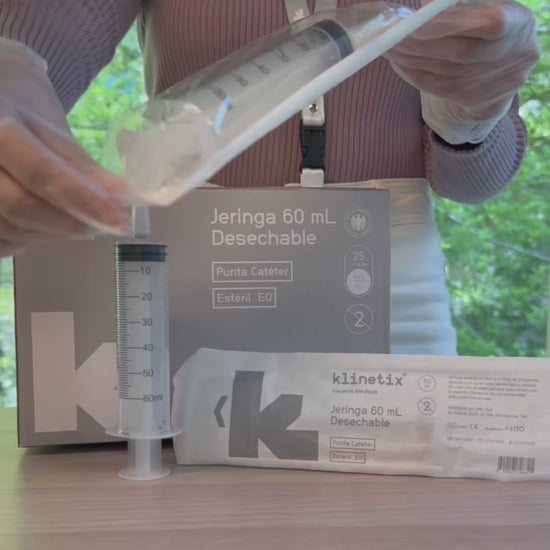 Jeringa de 60 mL Klinetix con punta tipo catéter y cuerpo transparente, presentación estéril para uso médico.